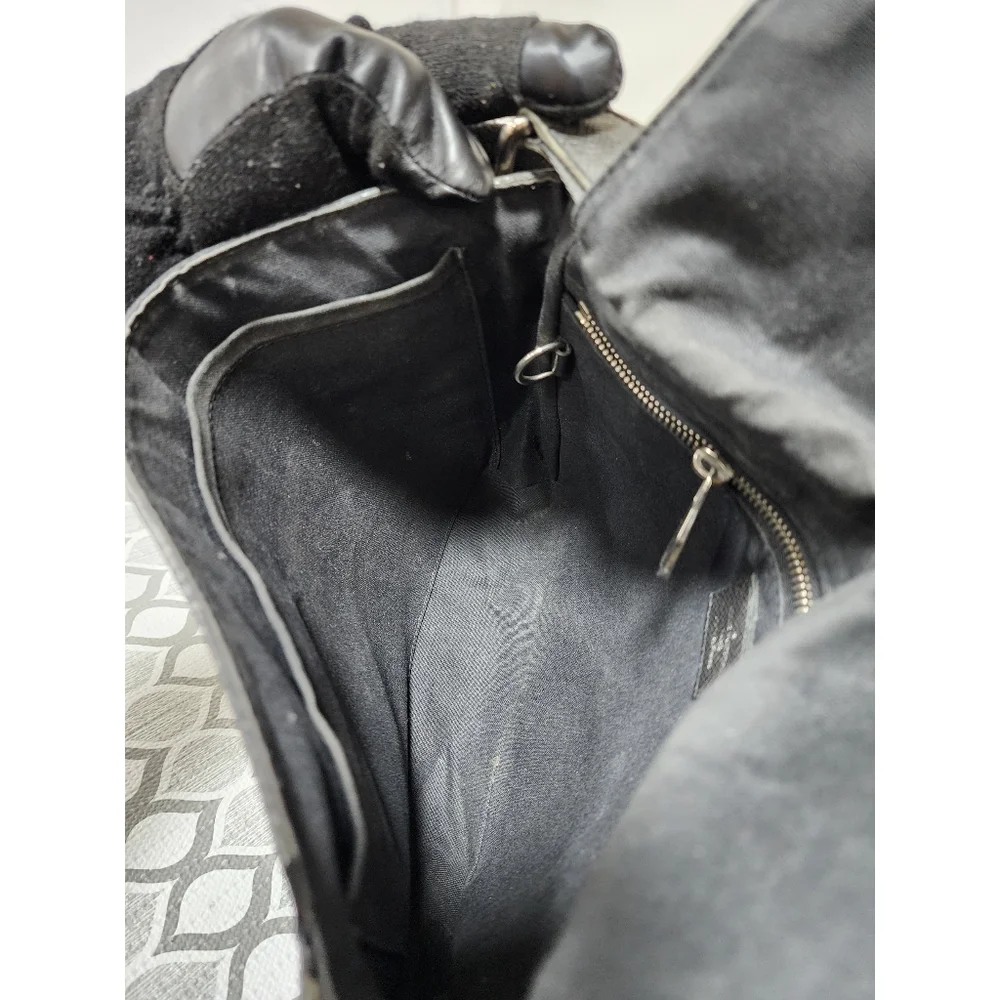 Louis Vuitton Taiga Viktor Messenger Bag Black